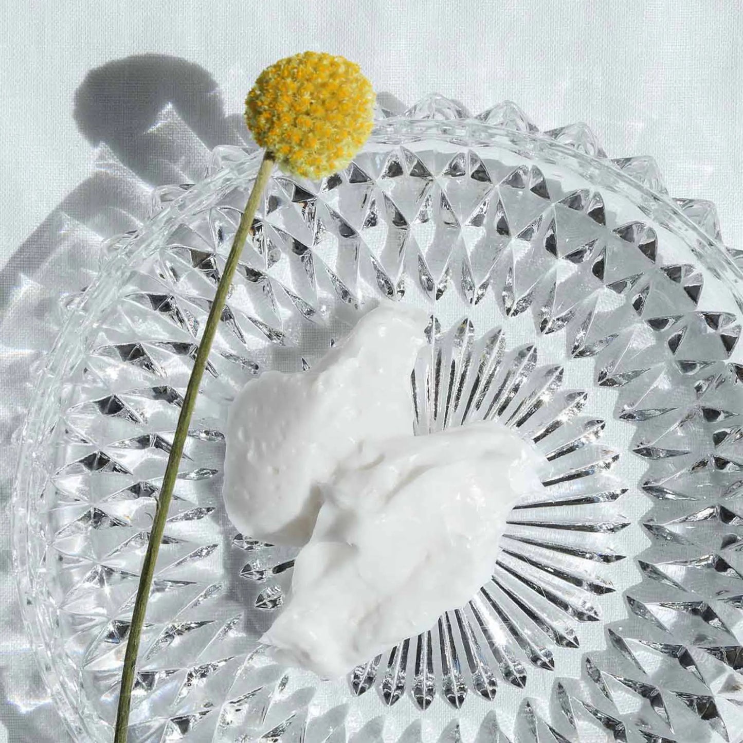 De Pure Nordic Cosmetics Oogcrème zit in een glazen schaaltje.