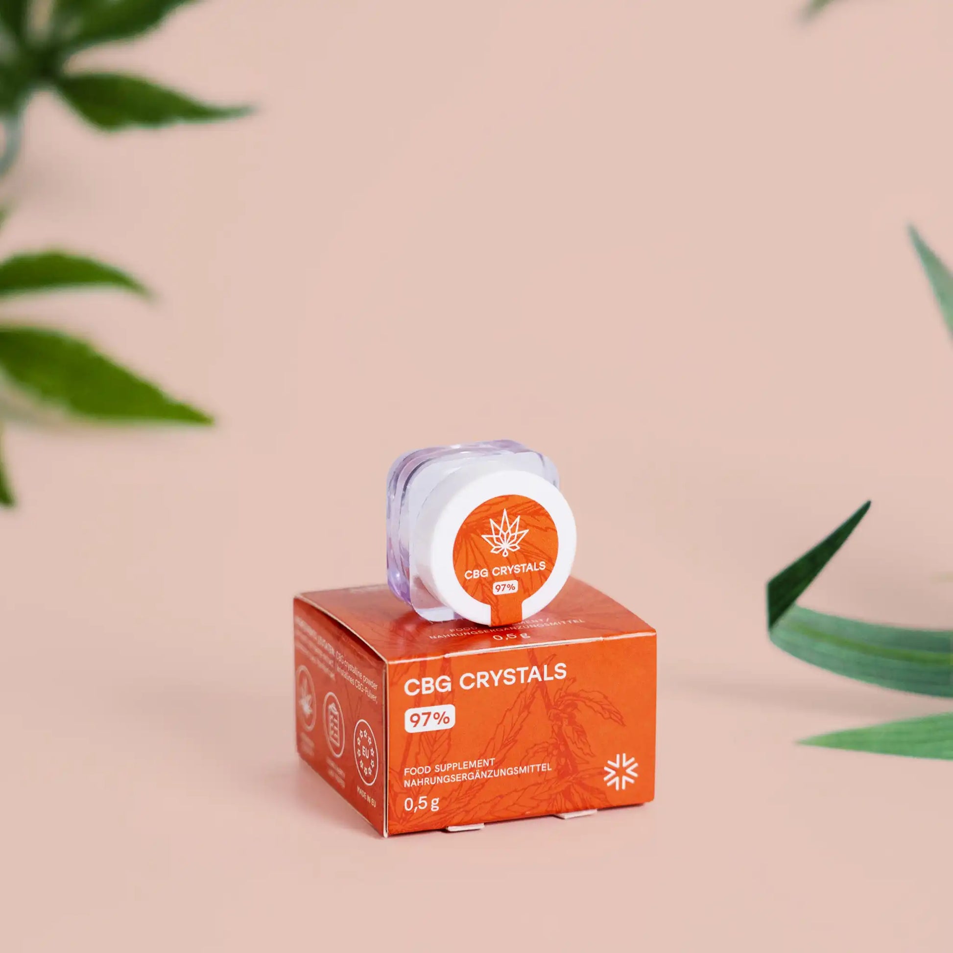 De CBG-kristallen liggen op de verpakking.