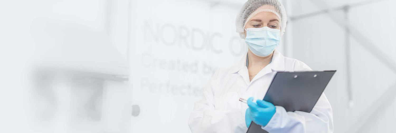 Expert heeft notelist in haar hand en is aan het checken