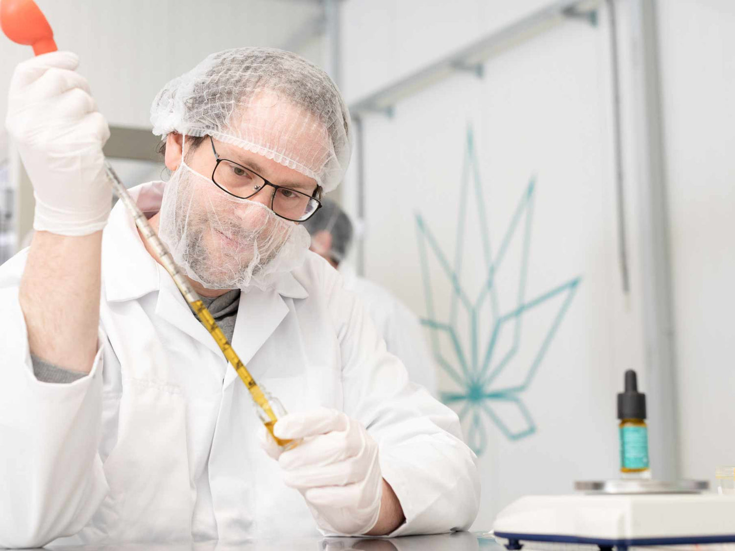 Expert schud CBD olie in fles