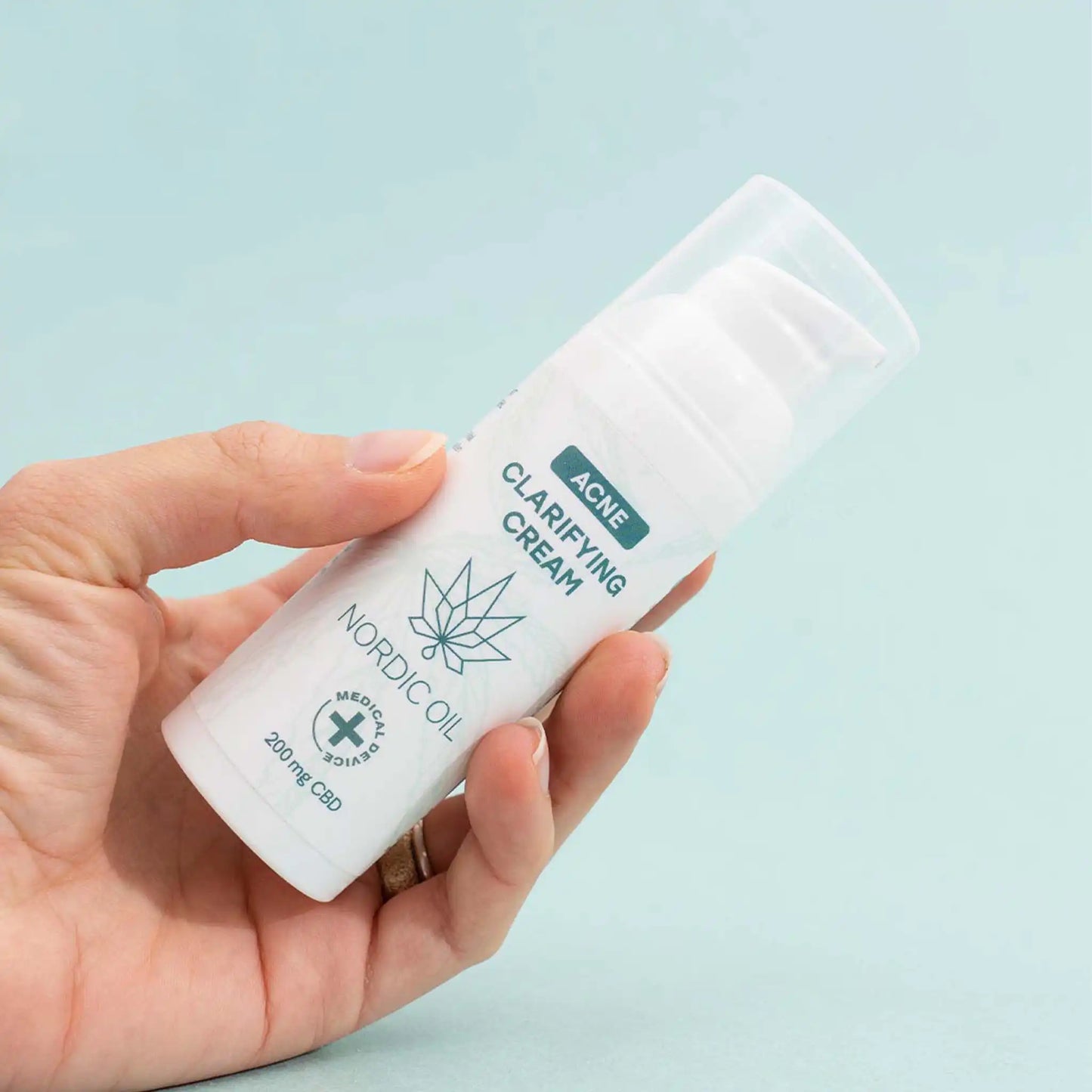 een klant houdt een crème in haar hand