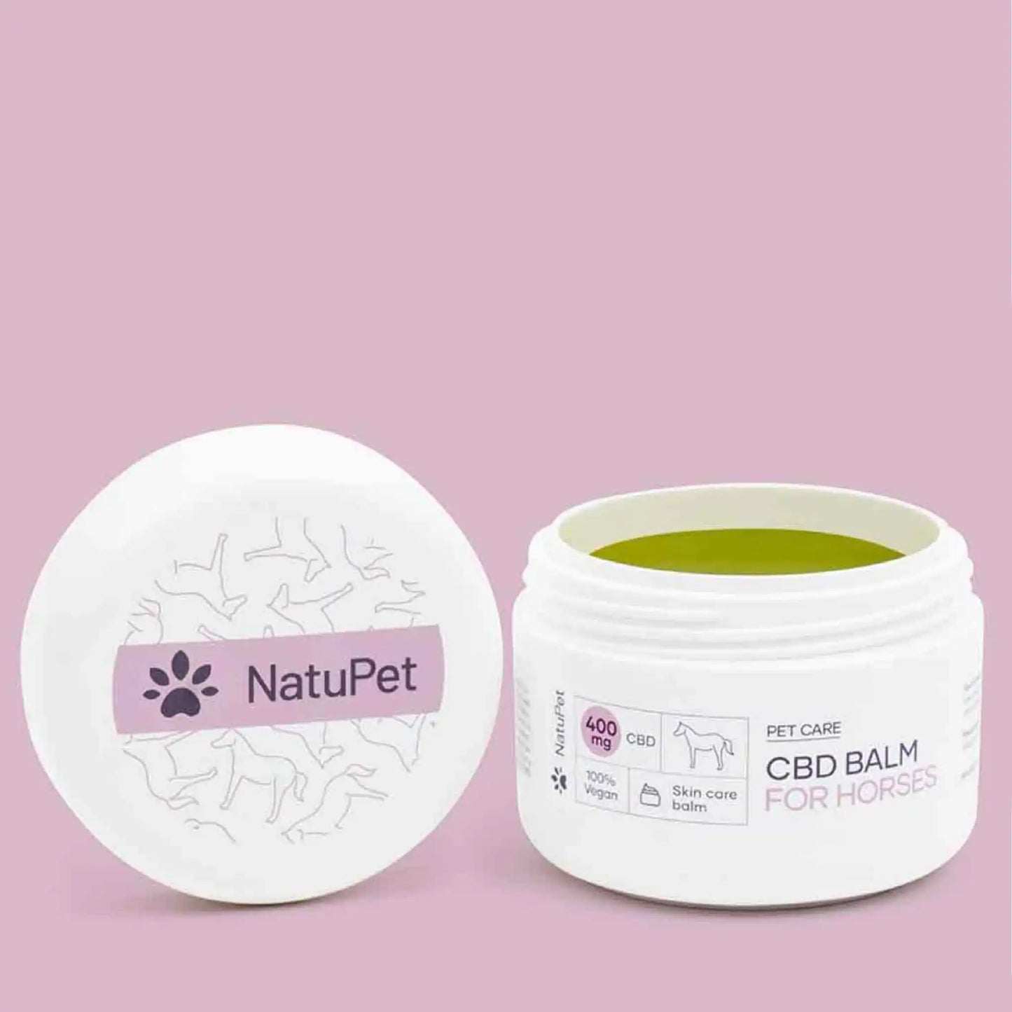 een open CBD balsem staat tegen een roze achtergrond