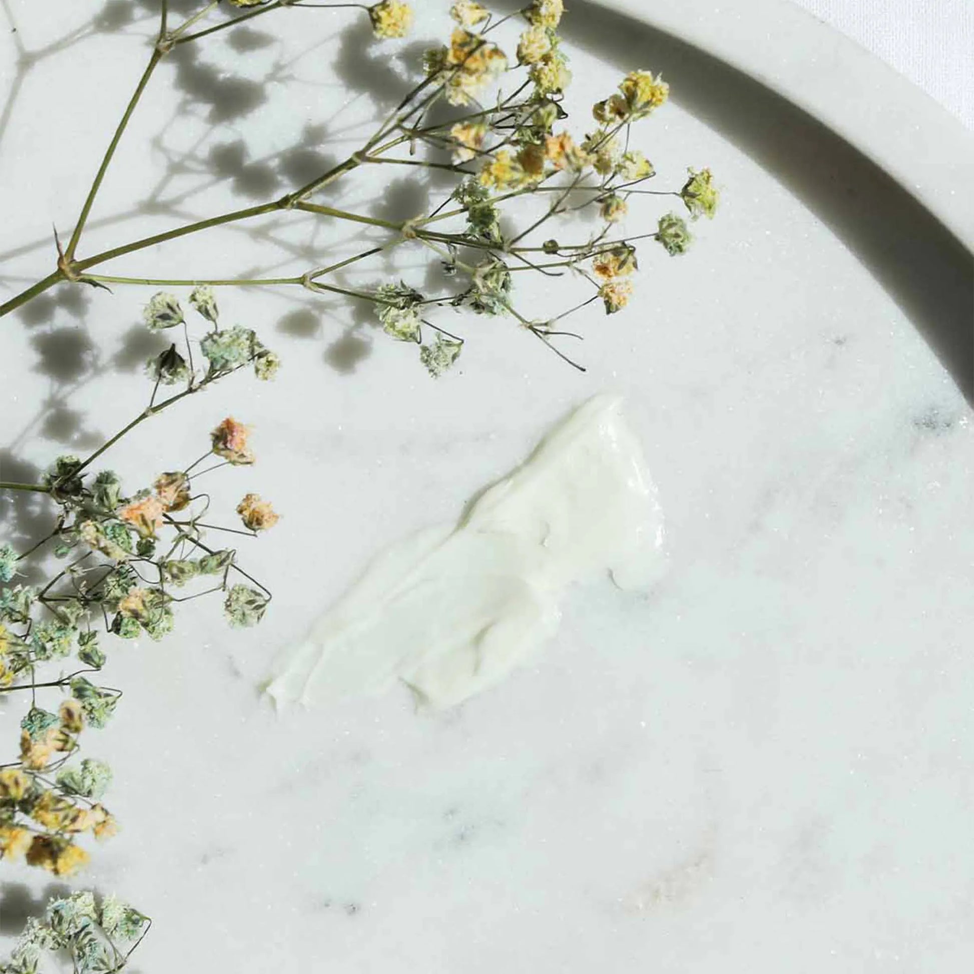 een crème werd op een tafel uitgespreid terwijl er een boeket boven lag