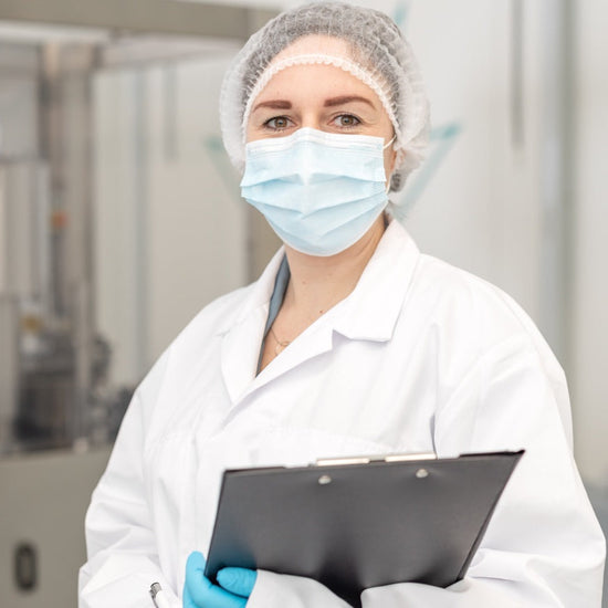 QA-Expert Sanne in laboratorium