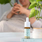 de CBD olie ligt op een witte tafel