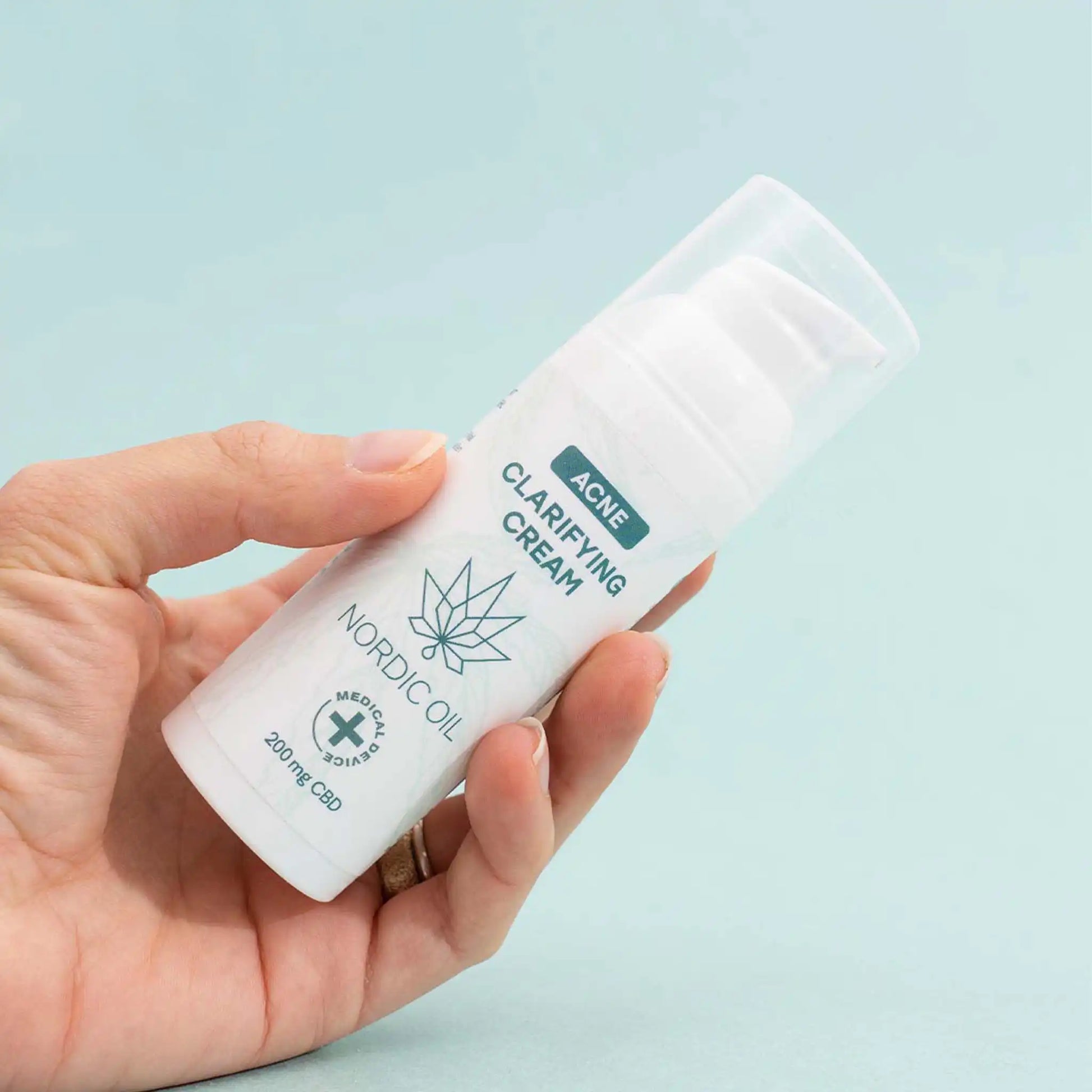 een klant houdt een crème in haar hand