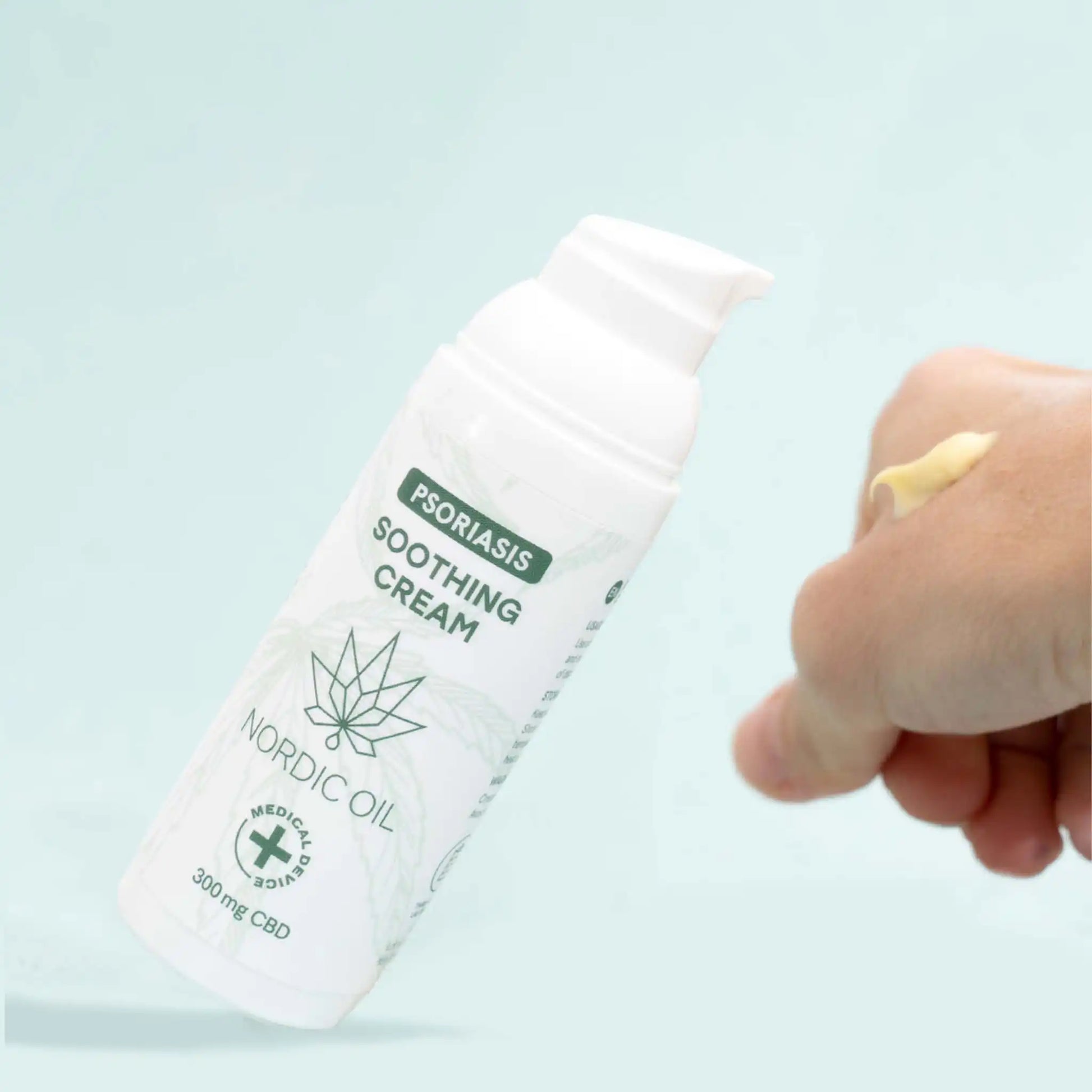 Diagonaal crème op een witte achtergrond, een deel van de crème op een palm.