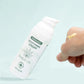Diagonaal crème op een witte achtergrond, een deel van de crème op een palm.
